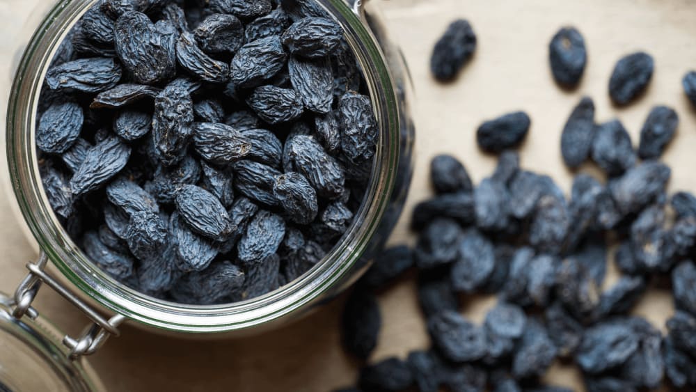 Health benefits of consuming black raisins